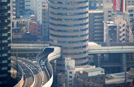 吳江樓市網：高速路竟然穿樓而過 你見過嗎？