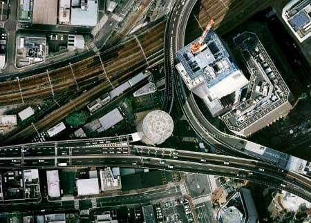 吳江樓市網(wǎng):高速路竟然穿樓而過 你見過嗎?
