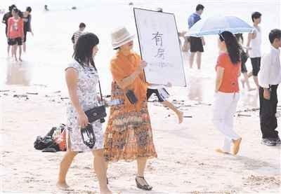三亞“炒房者”在游人密集區(qū)打廣告賣(mài)房