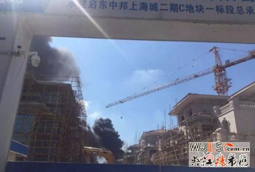 突發(fā)!江蘇碧桂園一在建別墅區(qū)突發(fā)大火 現(xiàn)場濃煙滾滾