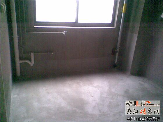 麗灣國(guó)際小高層復(fù)式小區(qū)中間位置