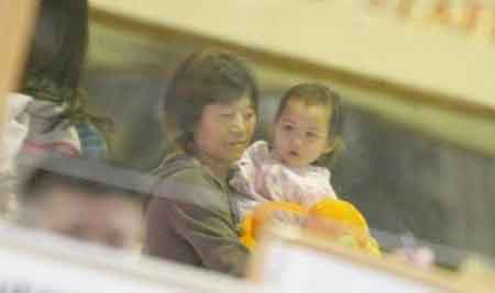 李亞鵬力護(hù)愛女連擊3記者