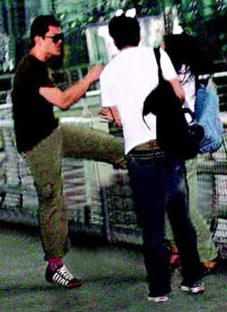 李亞鵬力護(hù)愛女連擊3記者
