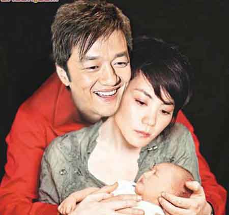 李亞鵬力護(hù)愛女連擊3記者
