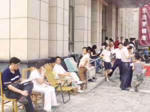 提前2天熬夜排隊東方海悅盛大開盤
