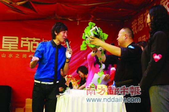 　　售樓現(xiàn)場辦的情人節(jié)“交友派對”吸引了很多人氣。魏終超攝